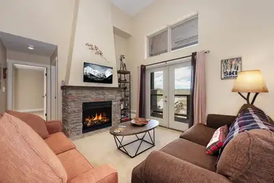 Image de Summit Retreat: Cozy, Luxurious Ski In/Out + Fantastic Views at Granby Ranch