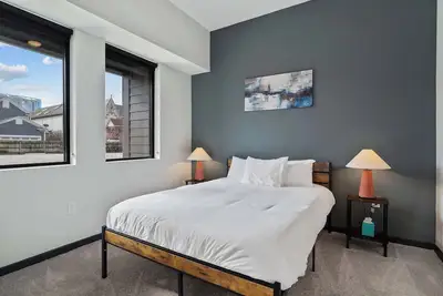 Image de CozySuites Mass with parking, lounge & roof deck #23