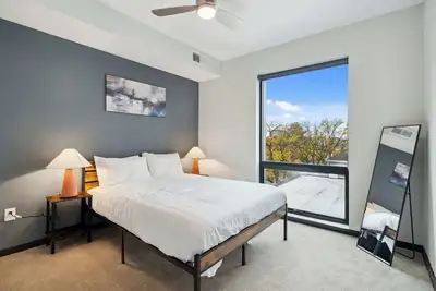 Image de CozySuites Mass w/parking, lounge & roof deck #41