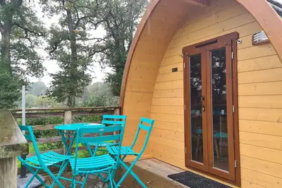 Image de Cabane forestière avec terrasse près de la base nautique
