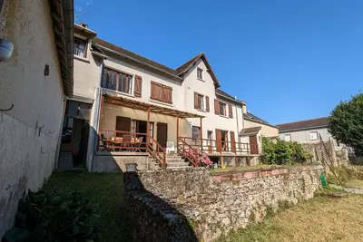 Image de Grande maison de campagne avec jardin et cheminée près d'une plage