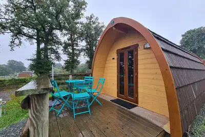 Image de Cabane forestière près base nautique avec terrasse et parking