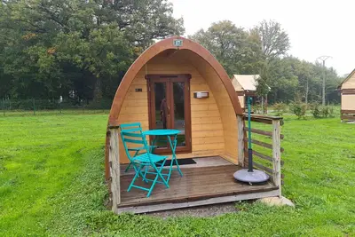 Image de Cabane près de base nautique avec terrasse à Pouligny-Notre-Dame