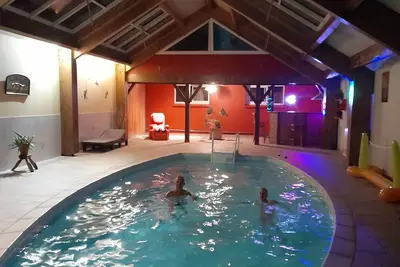 Image de Séjour en Berry avec piscine intérieure chauffée