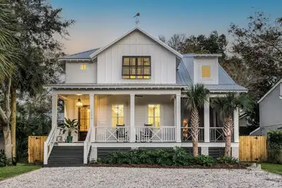 Image de Magazine Worthy Beach Cottage with Hot Tub. 0. 2 miles to the Ocean