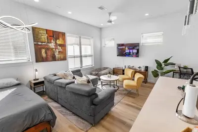 Image de Elegant 3br Crib Sleeps 12  Garage Gym Access