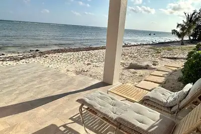 East End Paradise Villas 4Bd3. 5b-Private Beach-On the Water-w/ Sea Level Studio