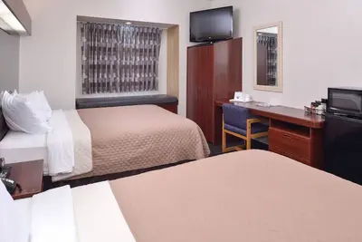 Image de 2 Convenient Rooms on East 1st Street and Us Highway 71 | Free Breakfast