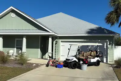 Image de Port St Joe Getaway: Walk to Beach, Pool, Golf Cart & Ample Parking