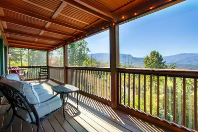 Image de Rustic Modern Cabin: Stargazing Pavilion, Hot Tub & Arcade Games