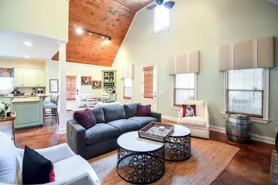 Image de Cozy, 3Min Walk To Downtown, Firepit, King, SmartTv, 4Beds