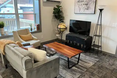 Image de 2 Bedroom - Convenient & Comfy Downtown Apartment