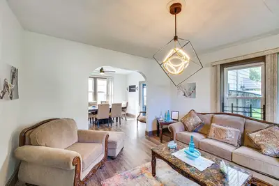 Image de 4 Mi to Dtwn: Home w/ Patio in Cleveland!