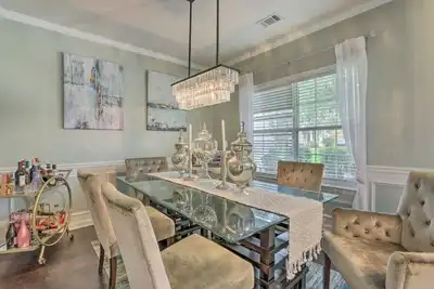 Image de 441) Beautiful decor + tons of space!