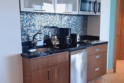 Image de Gorgeous, spacious 1 bedroom suite with kitchen, living room and golf!