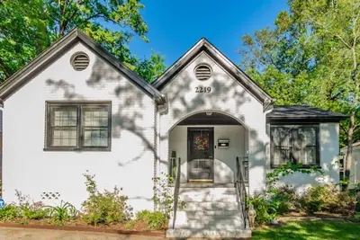 Image de Cozy Bungalow 3bdrm, 2. 5ba, Hot Tub, Fenced Yard