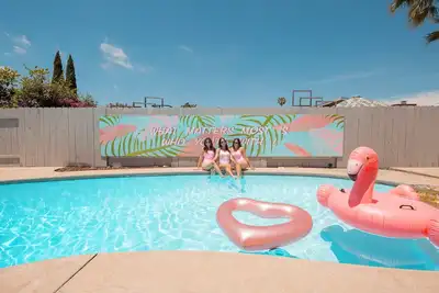 Image de Girls & Family Trip+Pool+beauty bar, San Diego