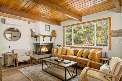 Image de Forest View Chalet + Forest Views + Hot Tub + A/C