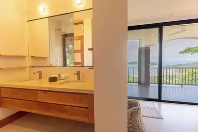 Image de Spacious 4-bedroom villa with unique view to both ocean sites, fitness room, WiFi