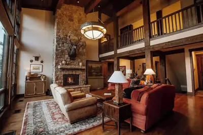 Image de Spacious and Luxurious Craftsman\n\n