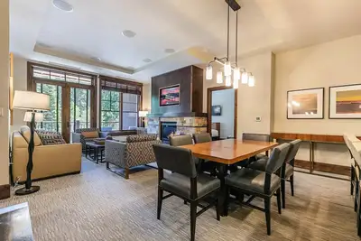 Image de Luxury 2-Br Condo+Den, Vip Gondola Access, Ski-In/Out, w/Parking, Presidents Week