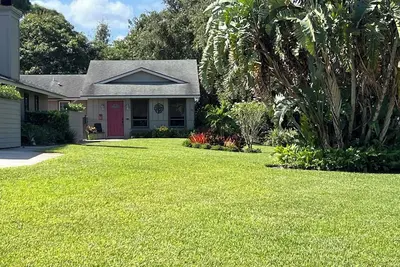 Image de Charming guest house minutes from the beach in peaceful Jensen Beach cul-de-sac.