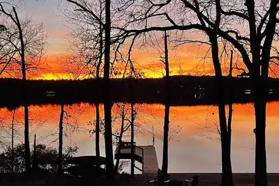 Image de Waterfront - Enjoy The Sunset Lodge Lake House with kayaks, dock, swimming