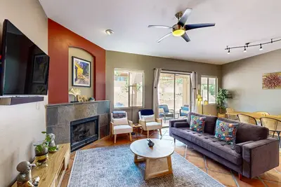 Image de Southwestern home with hot tub, large yard, grill, & gas fireplace