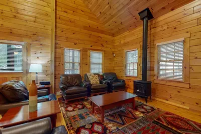 Image de Dog-friendly cabin retreat with full kitchen, private deck, firepit & hiking