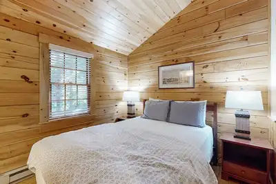 Image de Charming cabin retreat with fireplace, kitchen, pool table & gym - dog-friendly