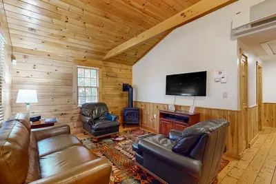 Image de Relaxing two bedroom cabin escape w/fireplace, kitchen & wooded views