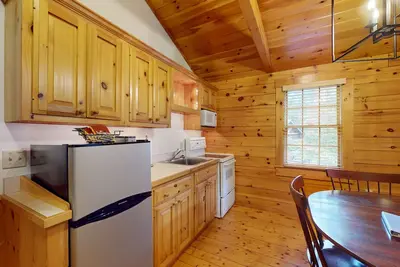 Image de Adventure starts here in this dog-friendly cabin with kitchen, firepit & trails