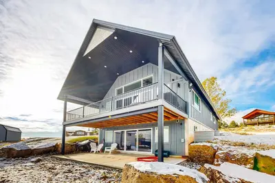 Image de Stunning 4-season home with Bear Lake views, WiFi, two gathering areas