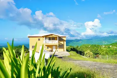 Image de Cottage with Ocean, City and Rainforest Views