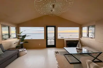 Image de Cozy Cabin on the shore of Georgian Bay. Truly a hidden gem!