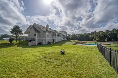 Image de Mars Landing- 4-bedroom house in enchanting Fayetteville with fitness room