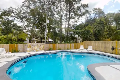 Image de Cozy home with private pool, Bbq, dog friendly, central Ac, enclosed yard