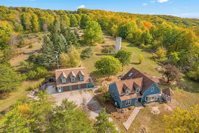 Image de Farmhouse 1918 - Luxe 5-Bedroom Retreat on 4. 5 Acres in Beautiful Boyne City