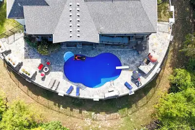 Image de The Ultimate Kc Bnb-21 Guests-Heated Pool-GoldenTee-Poker-Ks Speedway-SportingKC