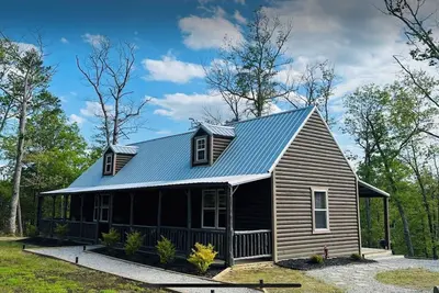 Image de New cabin near Red River Gorge, fire pit, walk to hiking