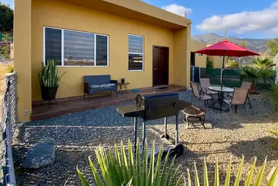 Cozy and pet friendly Studio! Mountains view, gated patio!