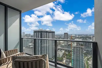 Image de Stylish City Getaway with Pool & Skyline Views