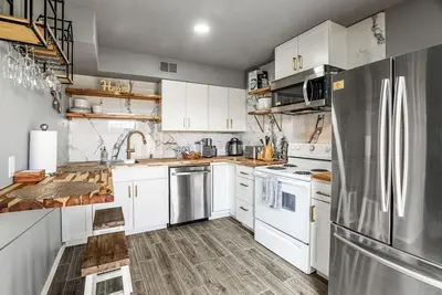 Image de Location! Location. Luxe Condo w/JettedTub by Abq Uptown at Kingfisher Housing