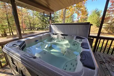 Image de Slips and Slopes- 3 bedroom home with hot tub just minutes from the lake and skiing
