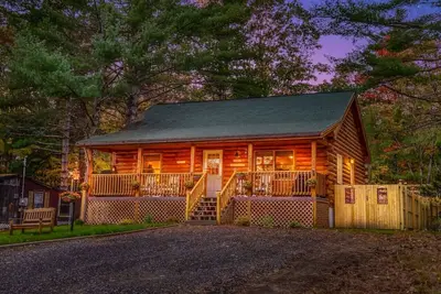 Image de The Bear's Den | Lake Access, Hot Tub, Firepit!