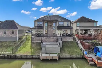 Image de Luxury Lake Conroe Home w/ 2 Primary Suites, Private Dock, Stunning Views Modern Amenities Sleeps 12