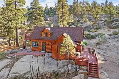 Image de Rocky Ridge Cabin By Destination Big Bear:Incredible Natural Landscape Setting w/ Genuine Log Cabin! Peaceful & Private Outdoor Fire Pit! Cozy Mountain Ambiance! Game Table! Pet Friendly!