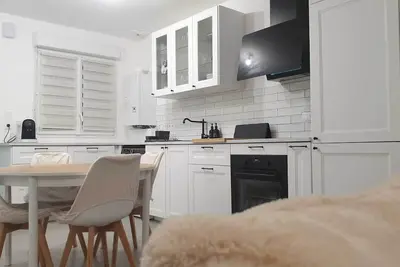 Image de chambre clame dans une maison neuve avec jardin