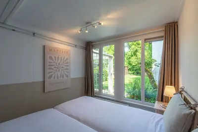 Image de Beautiful, recently renovated vacation home within walking distance to the beach!
