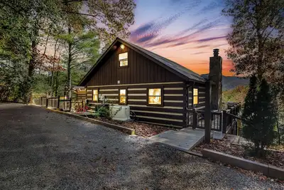 Image de Cozy Modern Cabin w/Year Round Mountain Views, Hot Tub, Pet Friendly& Ev Charger